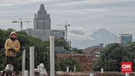 FOTO: Potret Birunya Langit Jakarta Tanpa Polusi