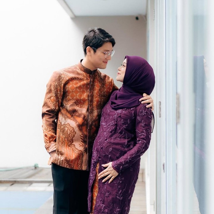 <p>Potret bahagia Lesti di hari spesialnya itu dibagikan sang suami di media sosial. Meski tidak bisa hadir di acara wisuda, Rizky Billar mengaku bangga dan senang karena sang istri berhasil meraih gelar sarjana. "Hari ini senang rasanya melihat istriku menggapai mimpinya dengan gelar sarjana yang resmi disandang, meskipun aku tidak bisa hadir karna di hari yang sama akupun harus menjalani mimpi yang telah lama kuimpikan yaitu berkarya di Film sebagai main lead dengan lini bisnis yang sedang kami bangun dengan @leslar_pictures menjadi bagian di dalamnya," tulisnya. (Foto: Instagram @rizkybillar/ @lestikejora)</p>