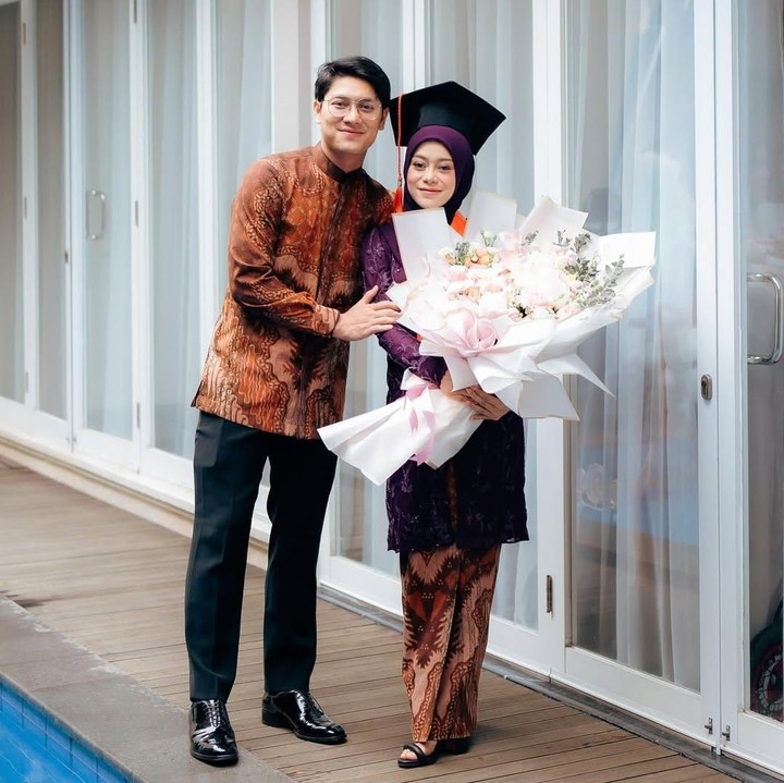 <p>Penyanyi dangdut Lesti Kejora tengah berbahagia. Saat sedang hamil anak kedua, istri aktor Rizky Billar ini mendapatkan kado tak ternilai, yakni lulus kulish. Lesti berhasil menyandang gelar sarjana ilmu komunikasi. (Foto: Instagram @rizkybillar/ @lestikejora)</p>