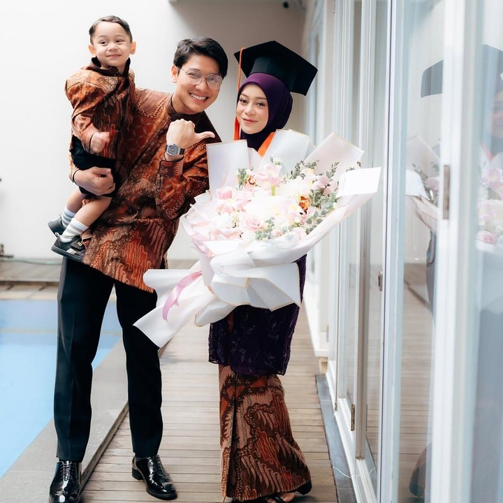 <p>Baru-baru ini, Lesti menghadiri acara wisuda kelulusannya dari Universitas Mercu Buana. Bunda satu anak ini terlihat begitu bahagia membagikan momen kelulusan bersama sang suami dan putranya Muhammad Levian Al Fatih Billar. (Foto: Instagram @rizkybillar/ @lestikejora)</p>