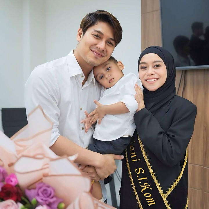 <p>Menurut Rizky Billar, Lesti ingin menyerah mengejar mimpinya lulus kuliah. Tetapi, Lesti akhirnya bangkit dan melanjutkan studinya hingga lulus. "Selamat buat istriku atas gelarnya meskipun sempet ingin “nyerah” saat semester akhir (untung dengerin waktu itu) Terakhir… Teruslah belajar, bermimpi , dan mengiinspirasi," kata Rizky Billar. (Foto: Instagram @rizkybillar/ @lestikejora)</p>