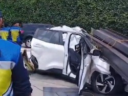 Kronologi Mobil XForce Tabrak Truk hingga Tertimpa Pelat Besi di Tol Andara