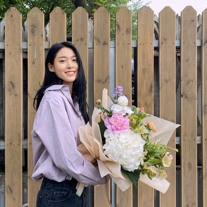 Namanya sebagai aktris pertama kali dikenal usai memainkan peran utama dalam drama adaptasi webtoon hits, Orange Marmalade (2015). Di tahun yang sama, Seolhyun debut layar lebar lewat film Gangnam Blues bersama Lee Min Ho/ Foto: instagram.com/s2seolhyuns2