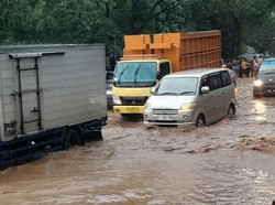 Hujan Lebat, Jalur Pantura Pasuruan Terendam Banjir
