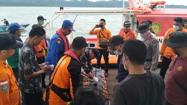 Speedboat yang mengangkut enam orang penumpang dan ABK, terbalik di perairan Kepulauan Riau. Tiga orang dilaporkan tewas.