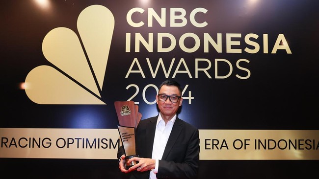 Dirut PLN, Darmawan Prasodjo kembali dinobatkan sebagai CEO of The Year untuk ketiga kali berturut-turut sejak 2022 pada CNBC Indonesia Awards 2024.