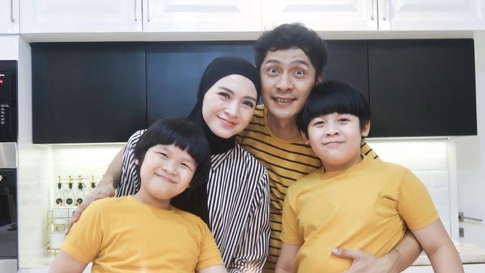 Potret Hangat Donita dan Adi Nugroho Saat Makan Bareng