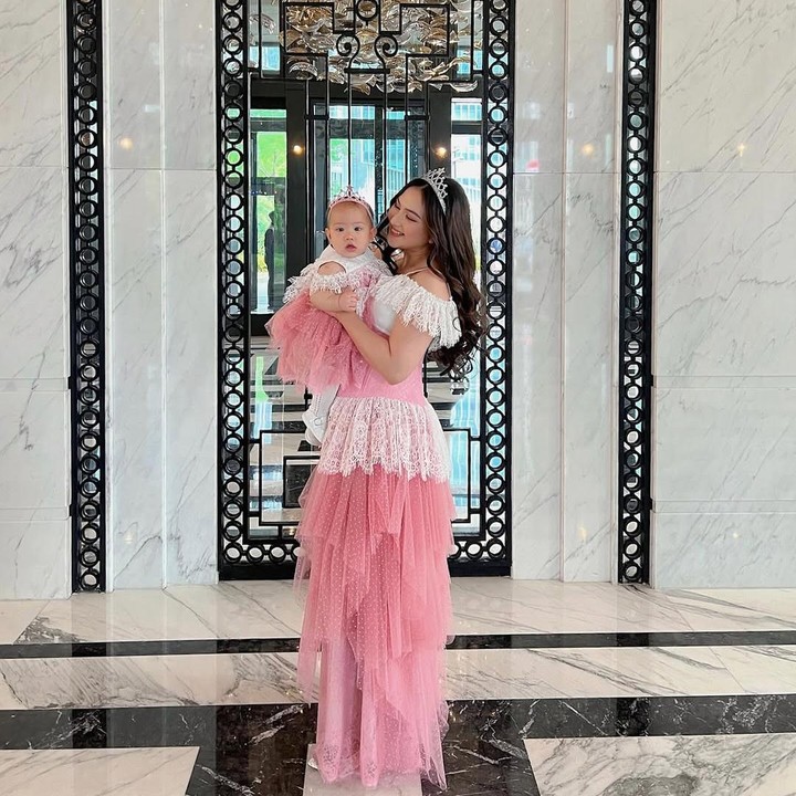 <p>Momen ini dibagikan langsung oleh Jessica Mila pada laman Instagram-nya. Pada unggahan ini, Jessica Mila menggunakan gaun kembaran dengan <em>baby</em> Kyarra. (Foto: Instagram: @jscmila)</p>