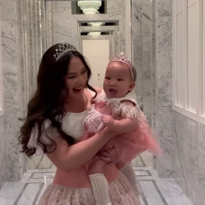 <p>Kyarra Arunika Hasibuan, putri Jessica Mila, selalu menarik perhatian netizen, Bunda. Belum lama ini, sosoknya berhasil membuat banyak orang terkesima ketika mengenakan gaun <em>princess</em>. (Foto: Instagram: @jscmila)</p>