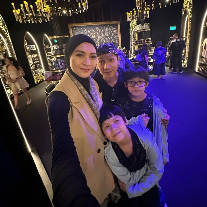 <p>Kedua putranya terlihat kompak mengenakan kaos hitam dan jaket abu-abu. Sementara itu, Adi dan Donita tampil dengan pakaian sentuhan hitam dan cokelat. (Foto: Instagram: @adinugroho_st)</p>