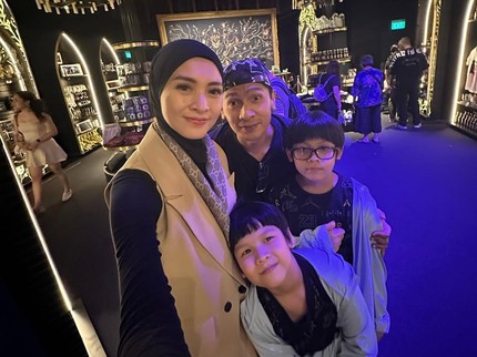 7 Potret Donita dan Adi Nugroho Berangkat Liburan, Sang Putra Tetap Kerjakan PR di Bandara
