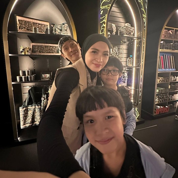 <p>Banyak netizen yang memuji kedua putra Donita dan Adi Nugroho nih, Bunda. Mereka pun mendoakan agar Svarga dan Parvaiz menjadi anak yang pintar dan saleh. (Foto: Instagram: @adinugroho_st)</p>