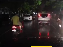 Meresahkan! Pemotor di Makassar Pecah Kaca Mobil di Jalanan Tanpa Alasan
