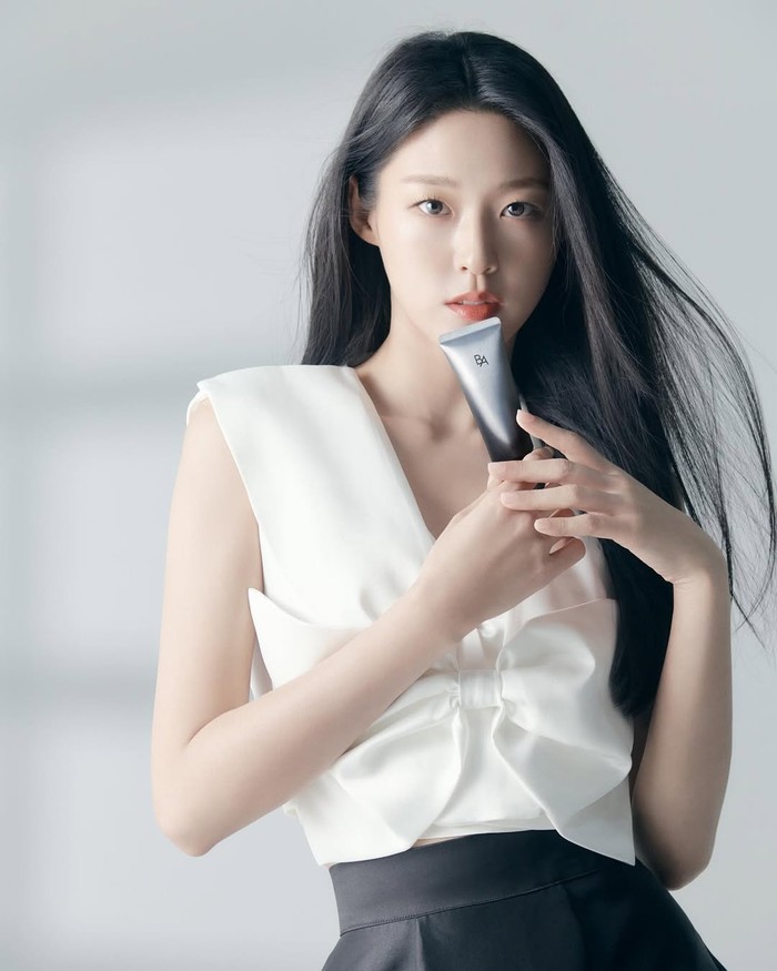 Sejak debut dengan AOA, idol yang dikenal memiliki body goals tersebut kebanjiran tawaran iklan dari sejumlah brand besar. Hingga dirinya masuk ke dalam jajaran Ratu CF pada 2017 bersama aktris Jun Ji Hyun dan Bae Suzy./ Foto: instagram.com/s2seolhyuns2