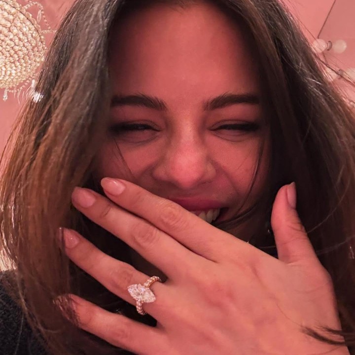 <p>Momen ini dibagikan langsung oleh Selena pada laman Instagram-nya. Ia membagikan potret tangannya yang kini telah dihiasi dengan cincin mewah. (Foto: Instagram/@selenagomez)</p>