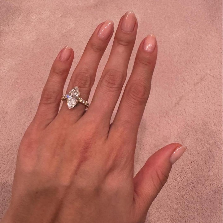 <p>"Selamanya dimulai dari sekarang..," tulis Selena yang juga mengunggah potretnya ketika dipeluk oleh sang kekasih. (Foto: Instagram: @selenagomez)</p>