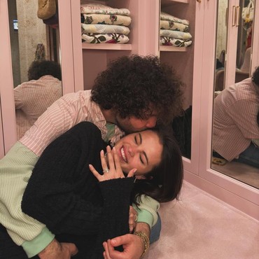 Selena Gomez Dilamar Benny Blanco, Pamer Cincin Berlian Besar