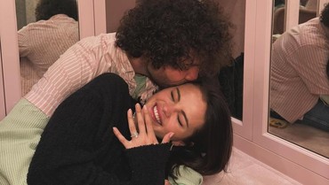 Selena Gomez Dilamar Benny Blanco, Pamer Cincin Berlian Besar