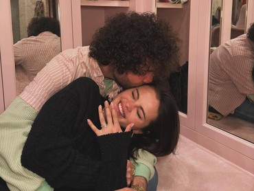 img-title Selena Gomez Dilamar Benny Blanco, Pamer Cincin Berlian Besar
