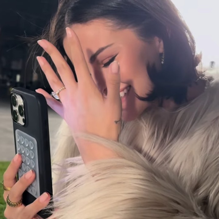 <p>Pertunangan ini sangat membuat artis yang memulai karier-nya dalam serial <em>Barney & Friends</em> ini sangat bahagia. Pada Instagram Stories-nya, Selena bahkan memamerkan cincinnya ini pada orang-orang terdekat melalui panggilan video. (Foto: Instagram: @selenagomez)</p>