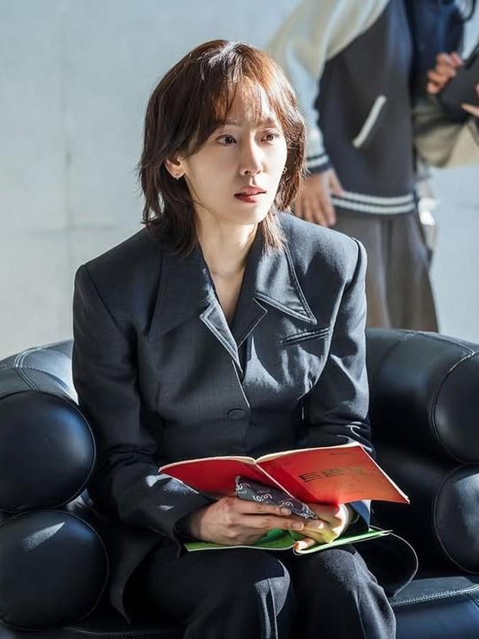 Tampil dengan busana serba hitam, look Seo Hyun Jin yang satu ini terlihat semi-formal, namun tetap simpel untuk diikuti, lho!/ Foto: instagram.com/netflixkr