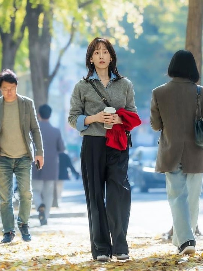 Tampil casual dan rapi, Seo Hyun Jin memadupadankan kemeja, sweater, dan baggy pants yang terlihat simpel namun tetap modis. Tertarik mencoba, Beauties?/ Foto: instagram.com/netflixkr