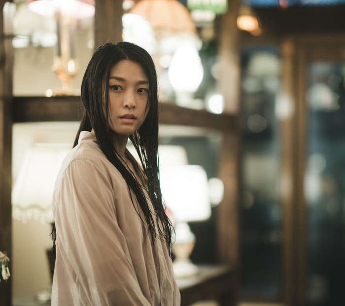Terbaru, Seolhyun comeback dalam drama adaptasi webtoon karya Kang Full berjudul Light Shop (2024). Ia tampil sebagai sosok perempuan misterius bernama Lee Ji Young yang duduk di halte bus./ Foto: soompi.com