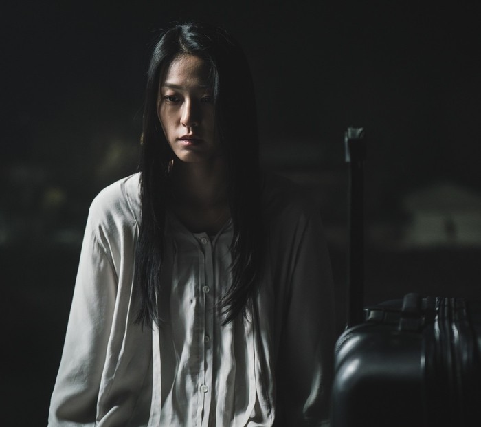 Transformasi Seolhyun sebagai Ji Young yang tampak menyimpan banyak kejanggalan membuat penonton bergidik ngeri. Saksikan drama Light Shop di Disney+ Hotstar, yuk!/ Foto: soompi.com