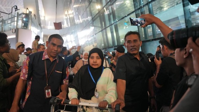 Puluhan WNI dievakuasi dari Suriah tiba di Jakarta sampai PBB sahkan resolusi desak gencatan senjata di Gaza.