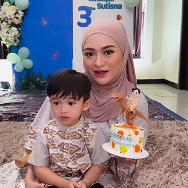 <p>Nathalie juga menyempatkan waktu untuk mengadakan syukuran sederhana di momen bertambahnya usia Adzam. Di sini, Adzam terlihat tampan mengenakan baju koko bermotif senada dengan sang Bunda. (Foto: Instagram: @nathalieholscher)</p>