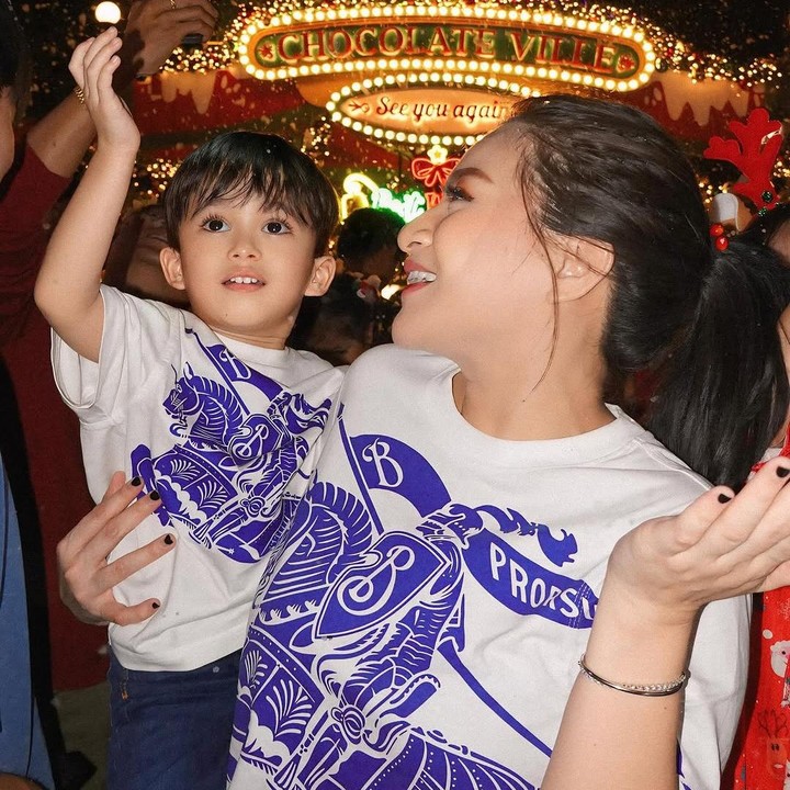 <p>"<em>Happy birthday</em> anakku sayang <em>@adzamadriansyahh</em>, maaf Bunda duluan ngucapin karena enggak mau keduluan yang lain. Enggak berasa sudah tiga tahun kamu menemani Bunda. Jadi anak yang membanggakan orang tua, ya. Maaf kalau Bunda masih banyak kurangnya.<em> I love you</em> Adzam," tutur Nathalie seraya menyisipkan emotikon hati. (Foto: Instagram: @nathalieholscher)</p>