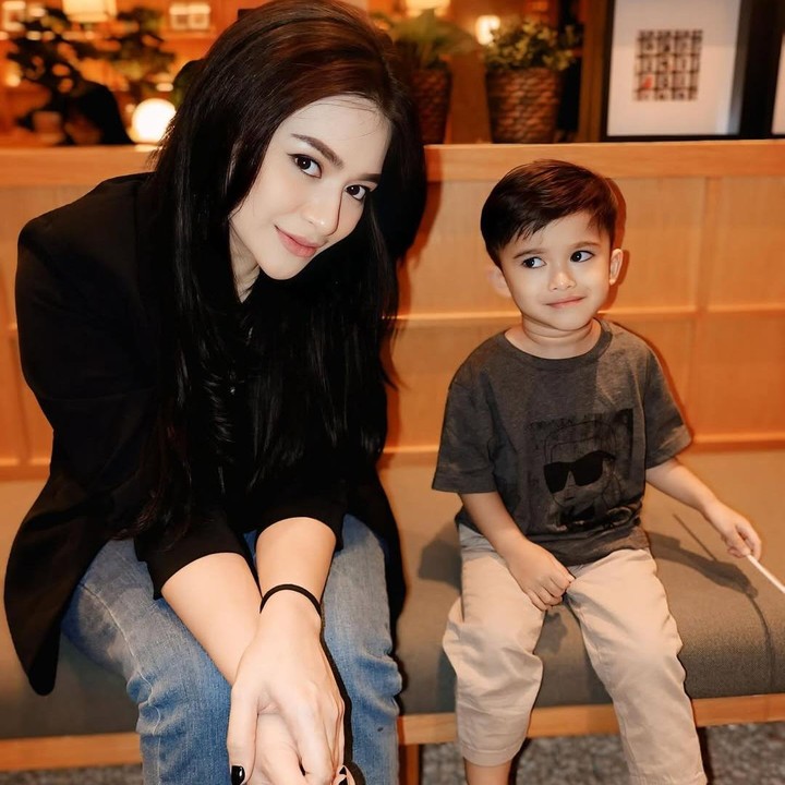 <p>Putra Nathalie Holscher dan Sule, Adzam Adriansyah Sutisna, baru saja merayakan ulang tahunnya, Bunda. Si Kecil yang lahir pada 11 Desember 2021 itu kini genap berusia tiga tahun. (Foto: Instagram: @nathalieholscher)</p>
