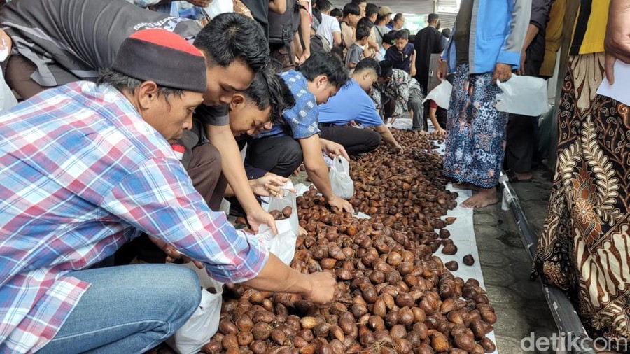 Jemaah Masjid Agung Purwokerto, Kabupaten Banyumas, mengambil salak yang disedekahkan secara gratis oleh para petani Banjarnegara, Jumat (13/12/2024).