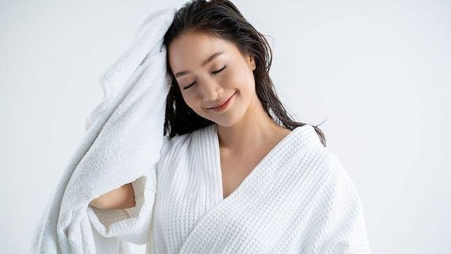 Mitos atau Fakta, Tidur dengan Rambut Basah Bikin Kesehatan Kulit Kepala Menurun?