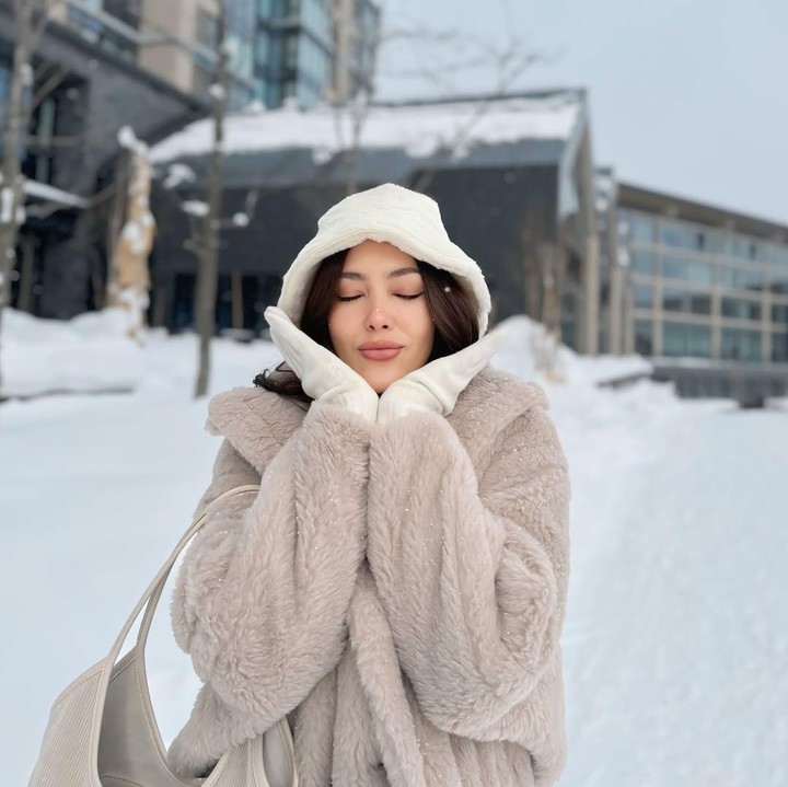 <p>Presenter cantik Cathy Sharon memilih untuk berlibur ke Jepang menjelang Natal dan pergantian tahun. Perempuan 42 tahun ini membagikan momen ketika menikmati musim dingin di kawasan pegunungan salju di Negeri Matahari Terbit itu. (Foto: Instagram @cathysharon)</p>