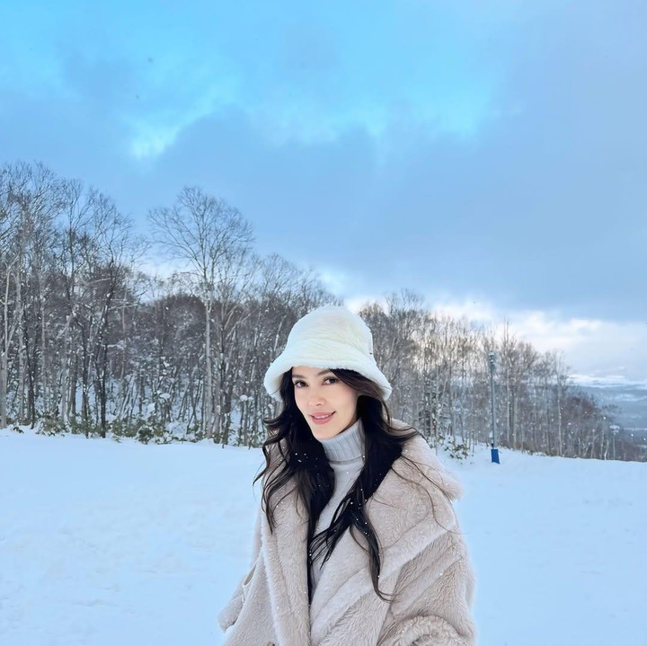 <p>Cathy mengunggah beberapa foto saat berdiri di padang salju dengan pemandangan gunung dan pepohonan. Kakak aktris Julie Estelle ini tampak menikmati <em>quality time</em>-nya di tengah musim dingin di sana. (Foto: Instagram @cathysharon)</p>