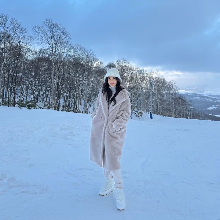 <p>Berada di antara pegunungan salju membuat Cathy mesti mengenakan pakaian hangat. Dalam potret yang dibagikan, Cathy tampil cantik mengenakan jaket <em>fleece</em> berwarna abu-abu yang dipadukan dengan celana, sepatu, dan <em>bucket hat</em> berbahan <em>fleece</em> warna putih. (Foto: Instagram @cathysharon)</p>