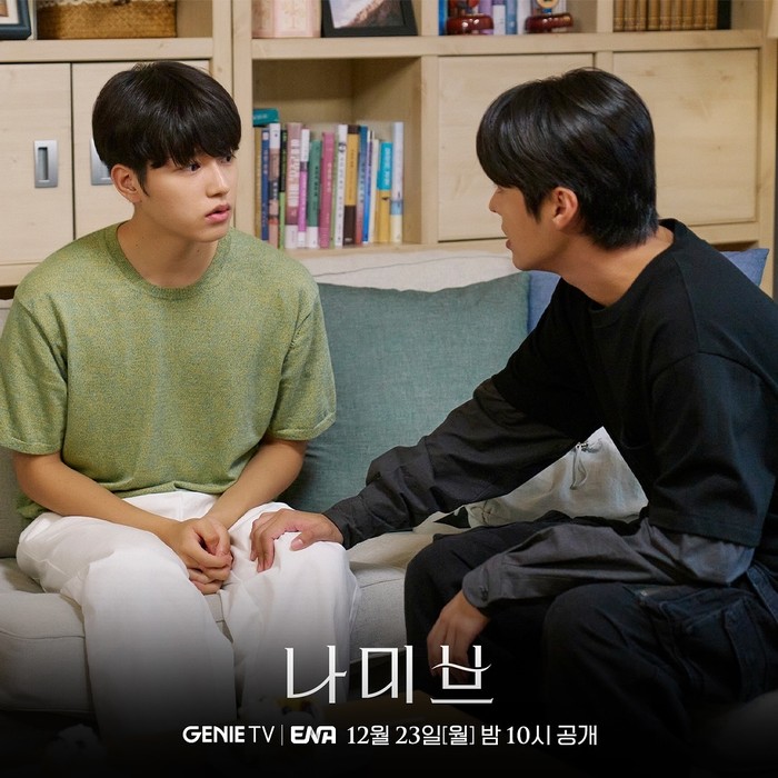 Di sisi lain, untuk melindungi putranya dari perundung, Kang Soo Hyun menugaskan Yoo Jin Woo (Ryeoun) sebagai pengawal pribadi Shin Jin Woo./ Foto: instagram.com/channel.ena.d