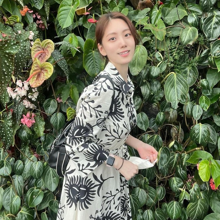 <p>Dress panjang bercorak yang digunakan Han Jae Yi ini membuatnya terlihat menawan, ya. Ia juga tampak cantik alami tanpa riasan. Meskipun hanya mengenakan satu jenis pakaian, <em>dress</em> menjadi mode pakaian yang simpel dan anggun. (Foto: Instagram @jragoo_)</p>