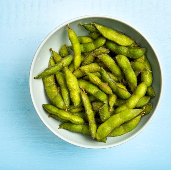 Edamame adalah kacang kedelai muda yang merupakan sumber protein nabati yang sangat baik dan rendah kolesterol.