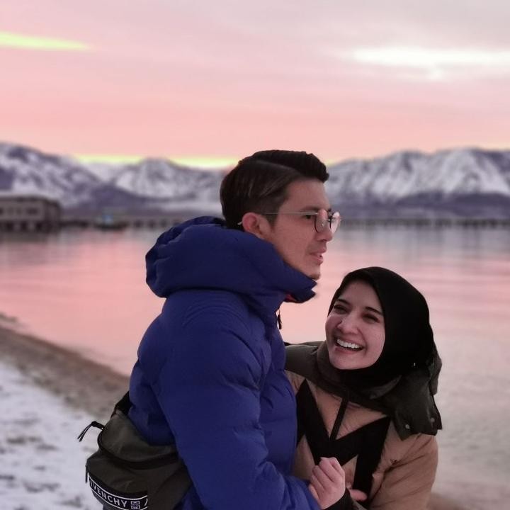 <p>Foto-foto liburan di sela program bayi tabung dibagikan di feed akun Instagram keduanya. Dalam foto-foto, pasangan ini terlihat begitu menikmati momen berdua. Namun, tidak disebutkan lokasi atau negara tempat mereka liburan.  (Foto: @zaskiasungkar1)</p>