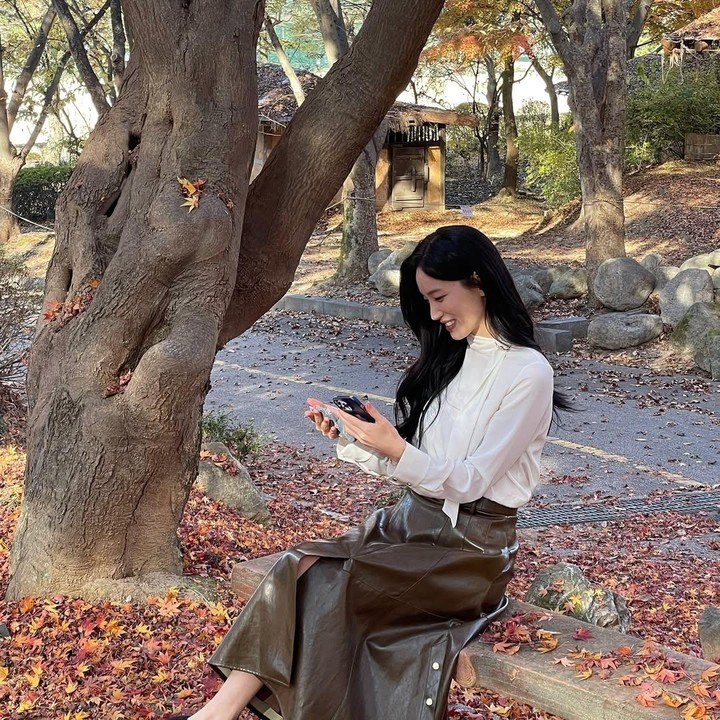 <p>Han Jae Yi tampak anggun dalam balutan <em>blouse</em> putih dan <em>leather skirt</em>. Ia juga menggerai rambut panjangnya yang kian mempercantik penampilannya. Untuk menciptakan <em>outfit</em> yang <em>chic</em>, OOTD ini bisa jadi referensi, Bunda. (Foto: Instagram @jragoo_)</p>