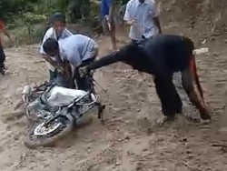 Siswa di Pinrang Terjang Jalan Rusak Parah-Licin, Pemkab Terkendala Anggaran