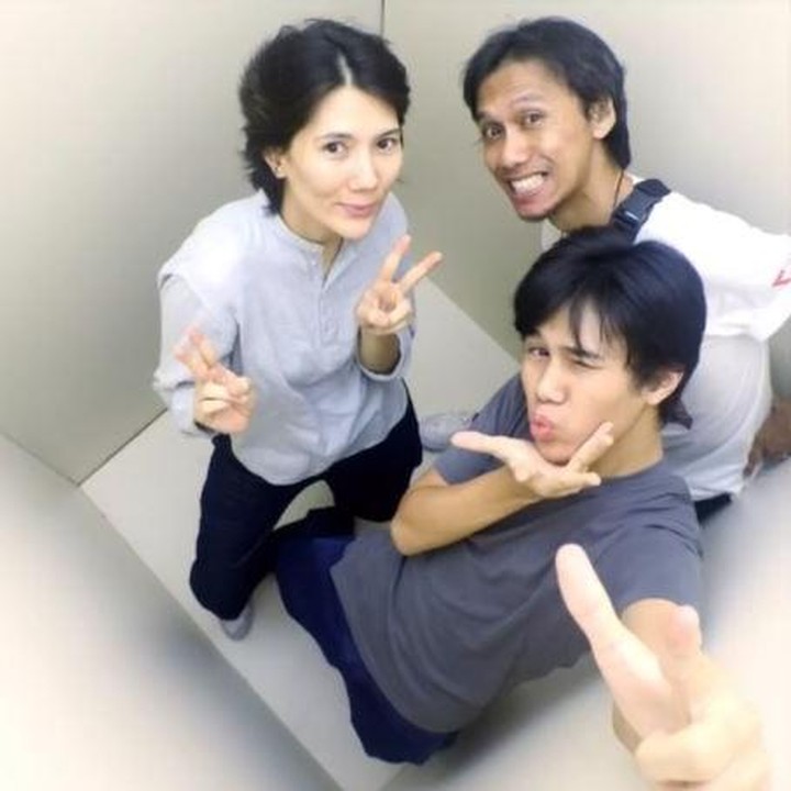 <p>Dalam potret yang dibagikan, keluarga kecil ini tampak begitu kompak mengeluarkan beberapa pose andalan. Eros dan sang istri Sarah terlihat mengenakan baju putih dan celana hitam, sementara putra mereka memakai kaos berwarna abu-abu yang dipadukan dengan celana jeans biru. Beberapa netizen meninggalkan "Lucu" di unggahan ini. (Foto: Instagram @sarahcandra/ @erosscandra)</p>