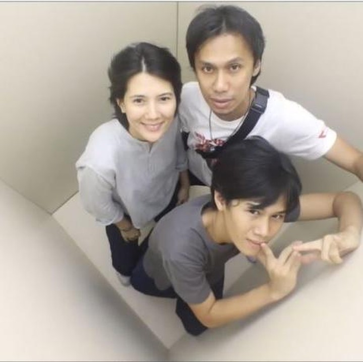 <p>Melalui unggahan ini, Sarah menuliskan caption lirik lagu <em>Memori Baik</em> yang dinyanyikan Sheila on 7. Lagu ini tampaknya menggambarkan kebahagiannya menjalani kehidupan berkeluarga. "<em>Ternyata Semua Bertumbuh pada akhirnya. Segenap cinta yang kau berikan. Tak akan hilang ditelan jaman</em>," tulisnya.(Foto: Instagram @sarahcandra/ @erosscandra)</p>