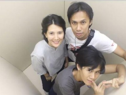 5 Potret Kompak nan Lucu Eross Candra Sheila On 7 Bersama Keluarga