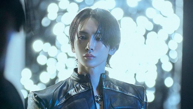 Aksi Key SHINee dalam HUT Transmedia 23 berlanjut dengan membawakan dua single solo berjudul Good & Great dan Gasoline.