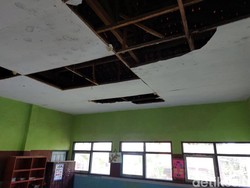 Ketakutan Siswa SDN di Cirebon, Belajar di Bawah Atap Rapuh
