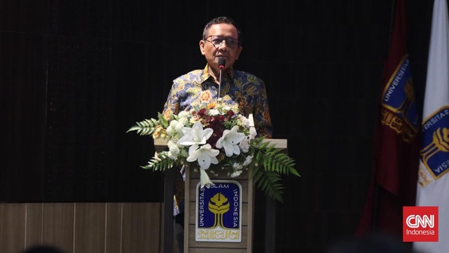 Mantan Menko Polhukam Mahfud MD meminta rencana pemulangan Mary Jane tak dilakukan sampai setidaknya disahkan undang-undang yang menjadi payung hukumnya.