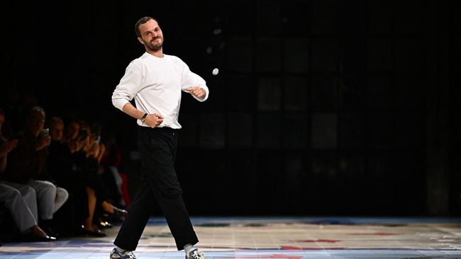 Chanel resmi menunjuk Matthieu Blazy sebagai direktur artistik terbarunya. Sebelumnya, Blazy dikenal sebagai Direktur Kreatif Bottega Veneta.